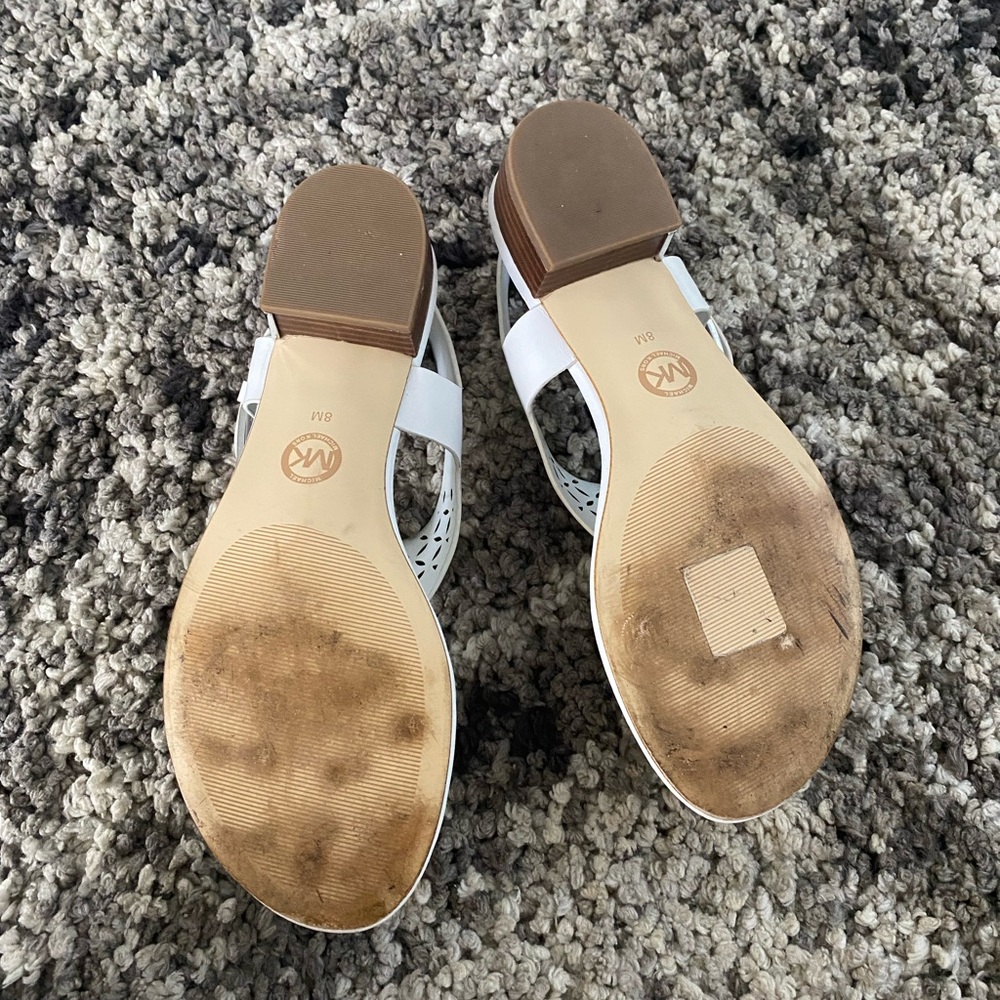 โ๐ฆ๐ข๐๐โ Michael Kors White Leather Heel Thong Sandals Excellent Size 8M - Picture 5 of 5